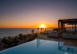 Uno de los atardeceres más espectaculares de Conil se disfruta desde la playa de la Fontanilla