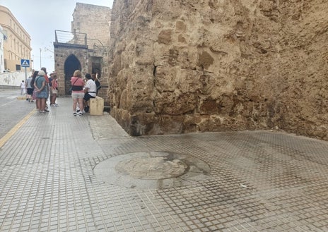 Imagen secundaria 1 - 1. Manto de excrementos de palomas que acumula días, a los pies del Arco de los Blanco, declarado BIC. 2. Rincón de la muralla medieval llena de orines y a escasos metros de un grupo de turistas que atienden las explicaciones de una guía sobre este conjunto monumental. 3. Así lucen las escaleras de las murallas con acceso desde el Arco de los Blanco.  