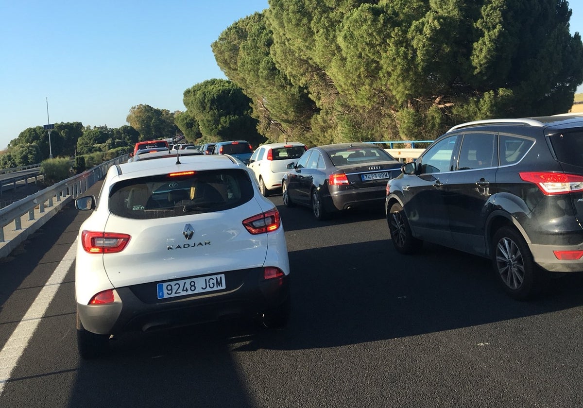 Imagen de archivo de retenciones en la autopista entre Cádiz y Sevilla