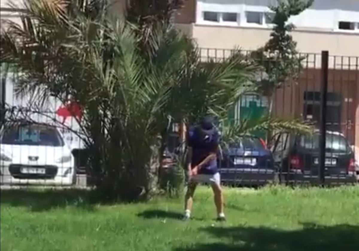 Imagen del hombre jugando al golf en  los Jardines de Varela