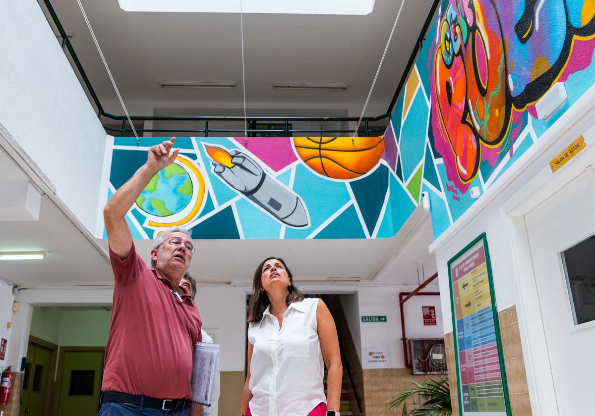 La alcaldesa de San Fernando, Patricia Cavada, visita las obras de un colegio.