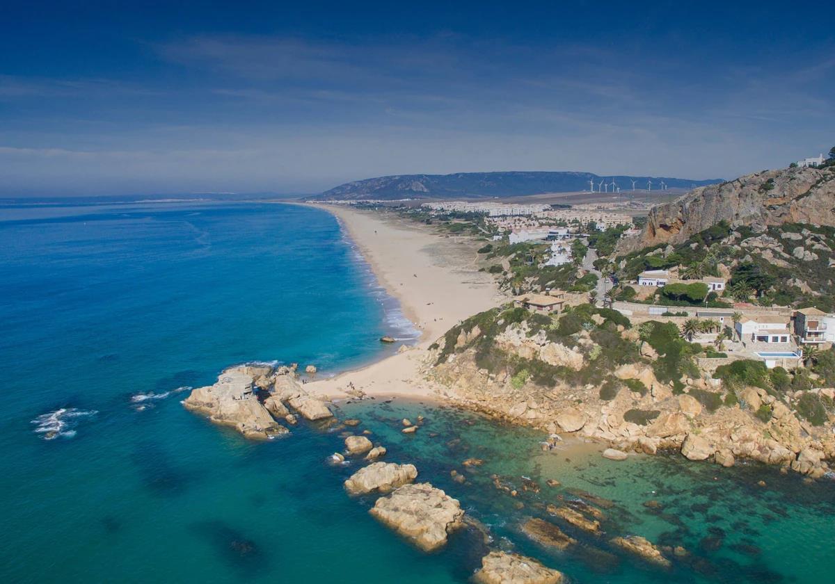 La playa de Atlanterra, en Tarifa, mantiene la prohibición del baño por un vertido de aguas residuales