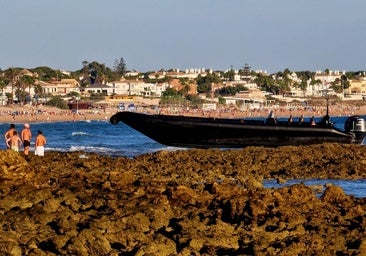 Encalla ante cientos de bañistas en Chiclana una narcolancha con una quincena de inmigrantes