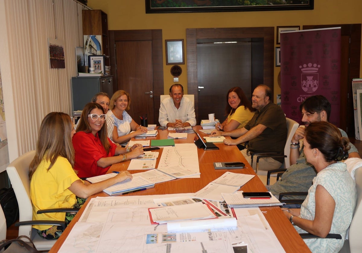 El alcalde de Chiclana, José María Román, en una reunión con integrantes de su Gobierno y otras entidades públicas para abordar la limitación de viviendas turísticas