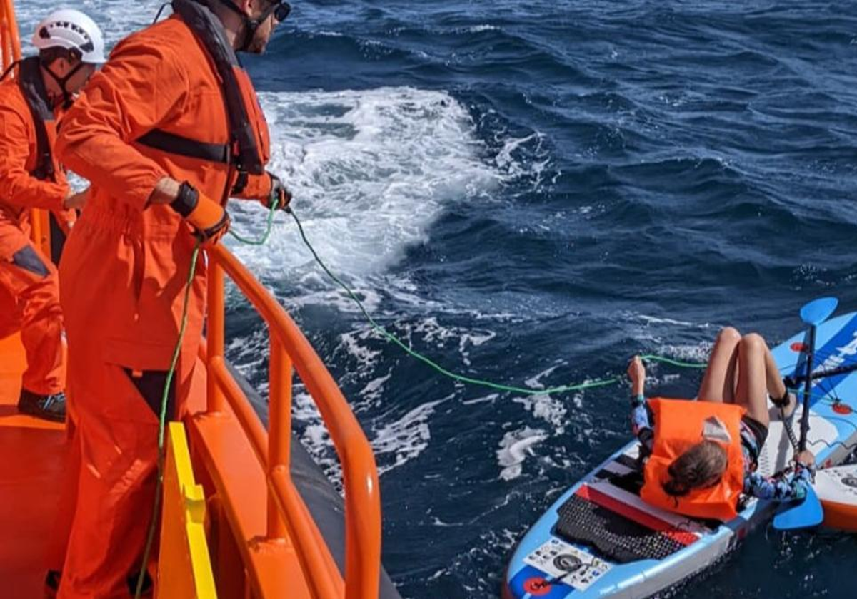 Rescate de un paddle surfista por Salvamento Marítimo