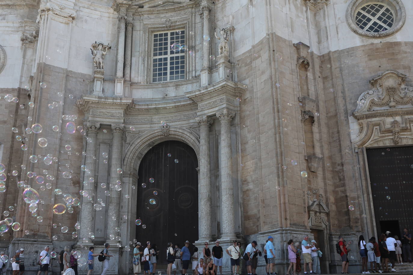 Fotos: Desembarco masivo de turistas en Cádiz con más de 9.200 cruceristas