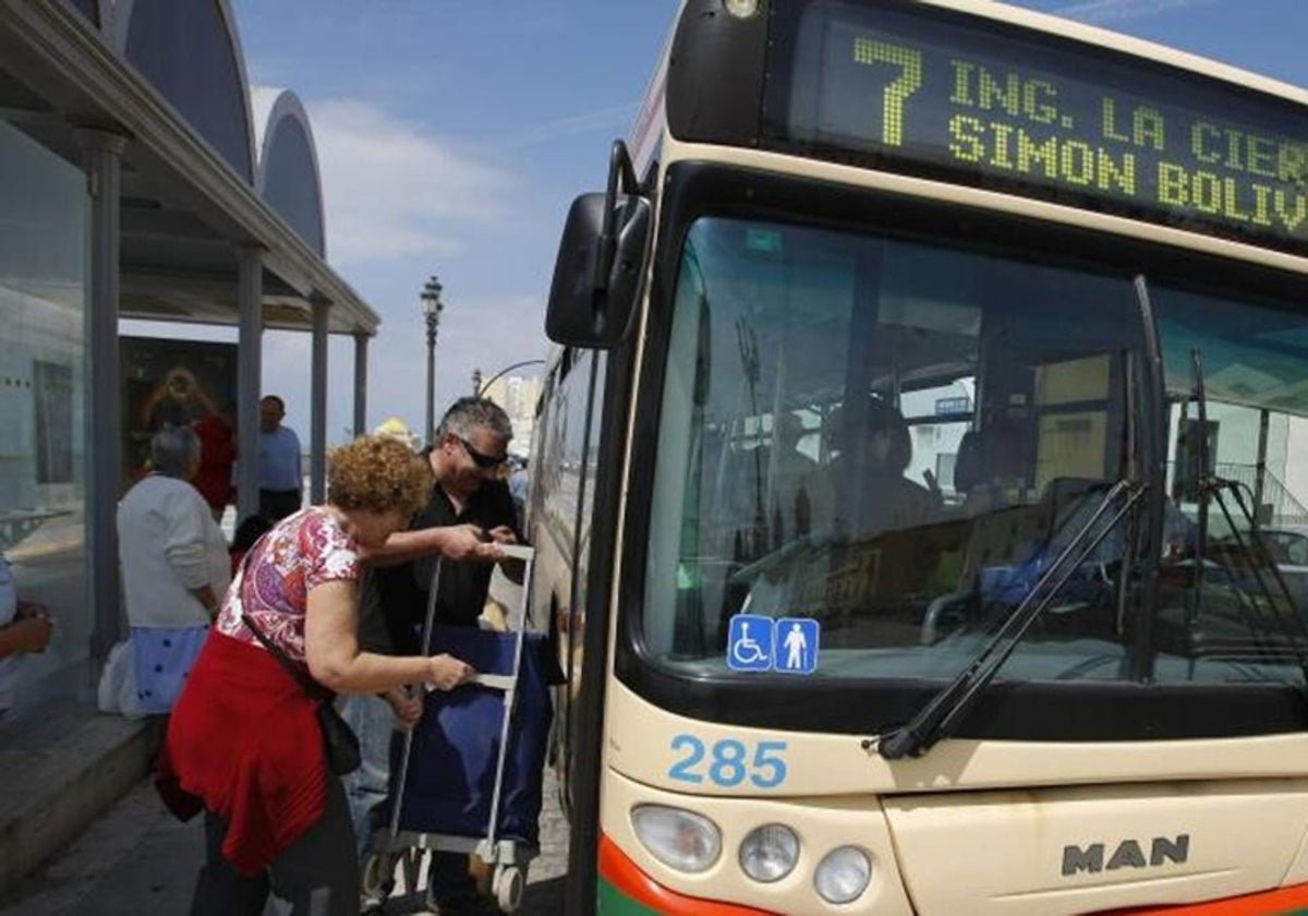 Usuarios del autobús urbanos subiéndose a un bus de la línea 7 en el Campo del Sur.