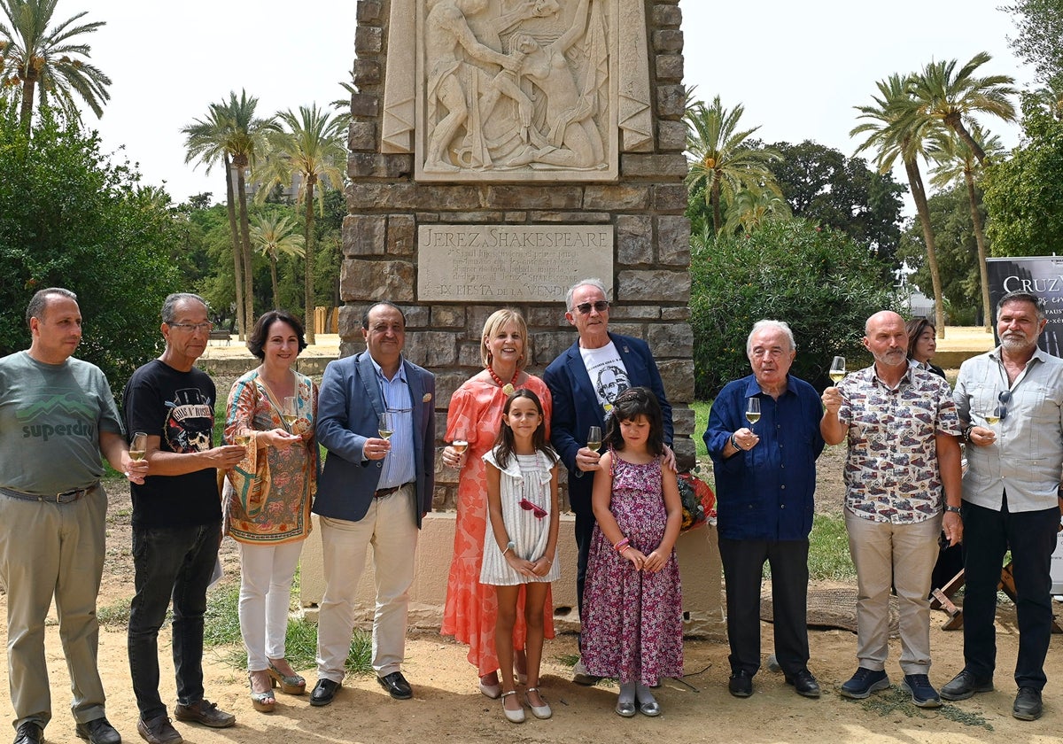 Los asistentes han brindado con un jerez de honor ofrecido por Jaime González, de las bodegas Cruz Vieja.