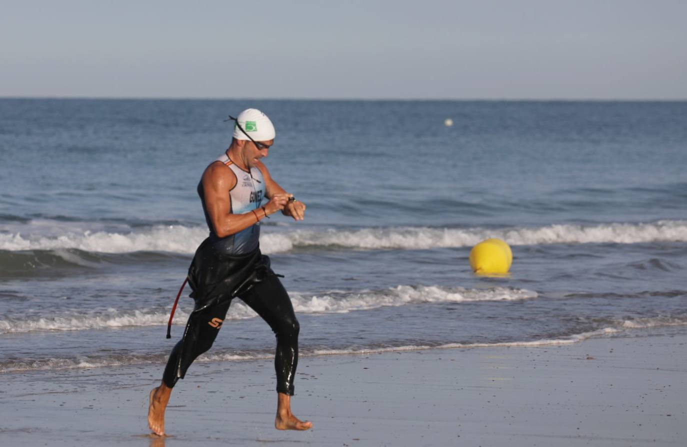 Fotos: ¿Has participado en el V Triatlón Ciudad de San Fernando? 750 metros a nado, 20 kilómetros en bici y 5 kilómetros de carrera