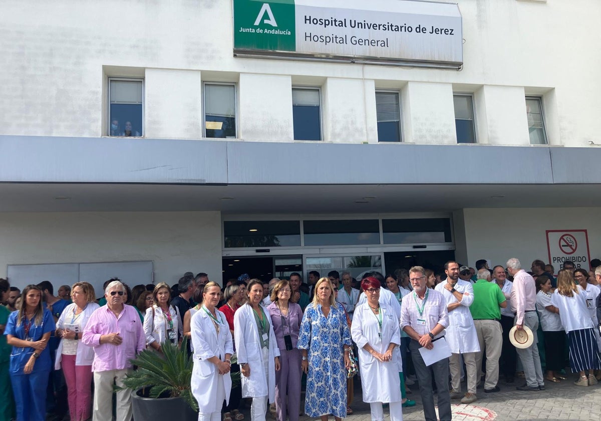 El personal sanitario del Hospital de Jerez se concentra en repulsa a la última agresión al personal