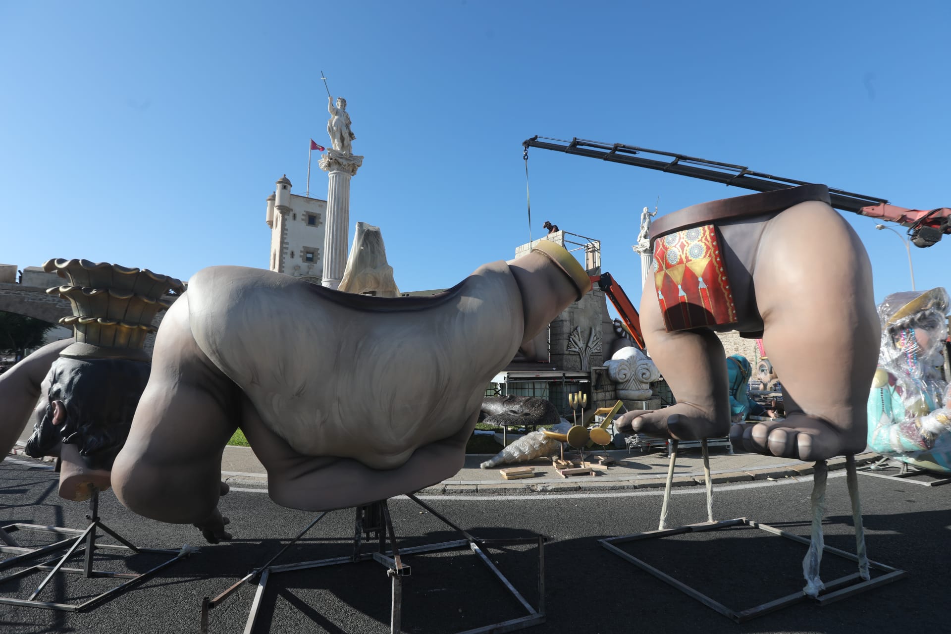 El montaje del monumento Cádiz Fenicia en imágenes