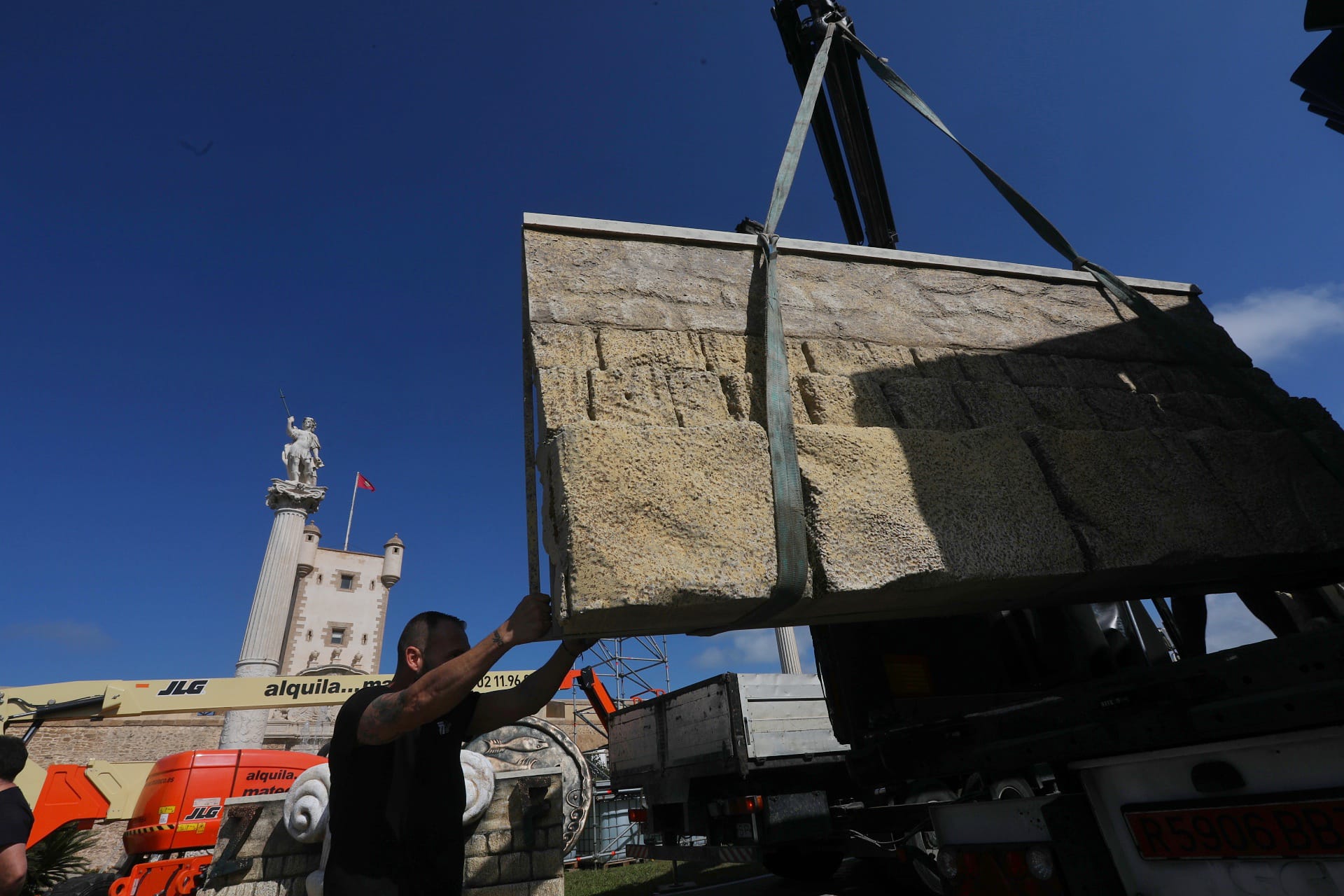 El montaje del monumento Cádiz Fenicia en imágenes