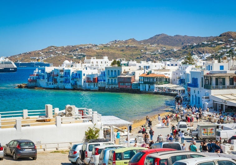 La solución de Grecia para controlar el turismo masivo: cobrará 20 euros a cada crucerista en Santorini y Mykonos