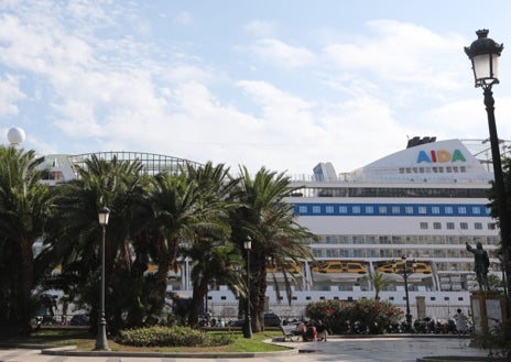 Imagen secundaria 1 - El Puerto de Cádiz recibe este miércoles a casi 10.000 turistas a bordo de tres cruceros