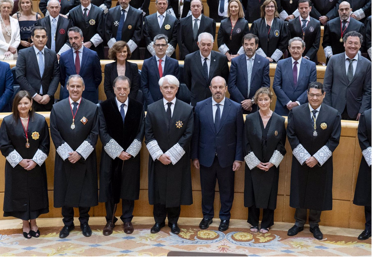 El nuevo presidente del Consejo General de la Abogacía, Salvador González Martín (c) posa con los miembros más destacados del Consejo General del Poder Judicial, tras tomar posesión de su cargo en el Senado.