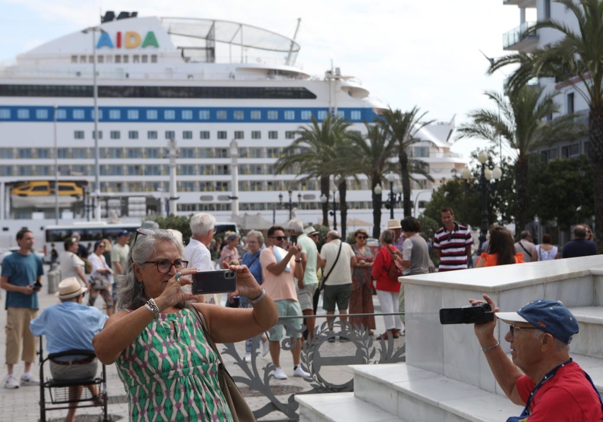 Casi 10.000 cruceristas se hacen notar en Cádiz este miércoles