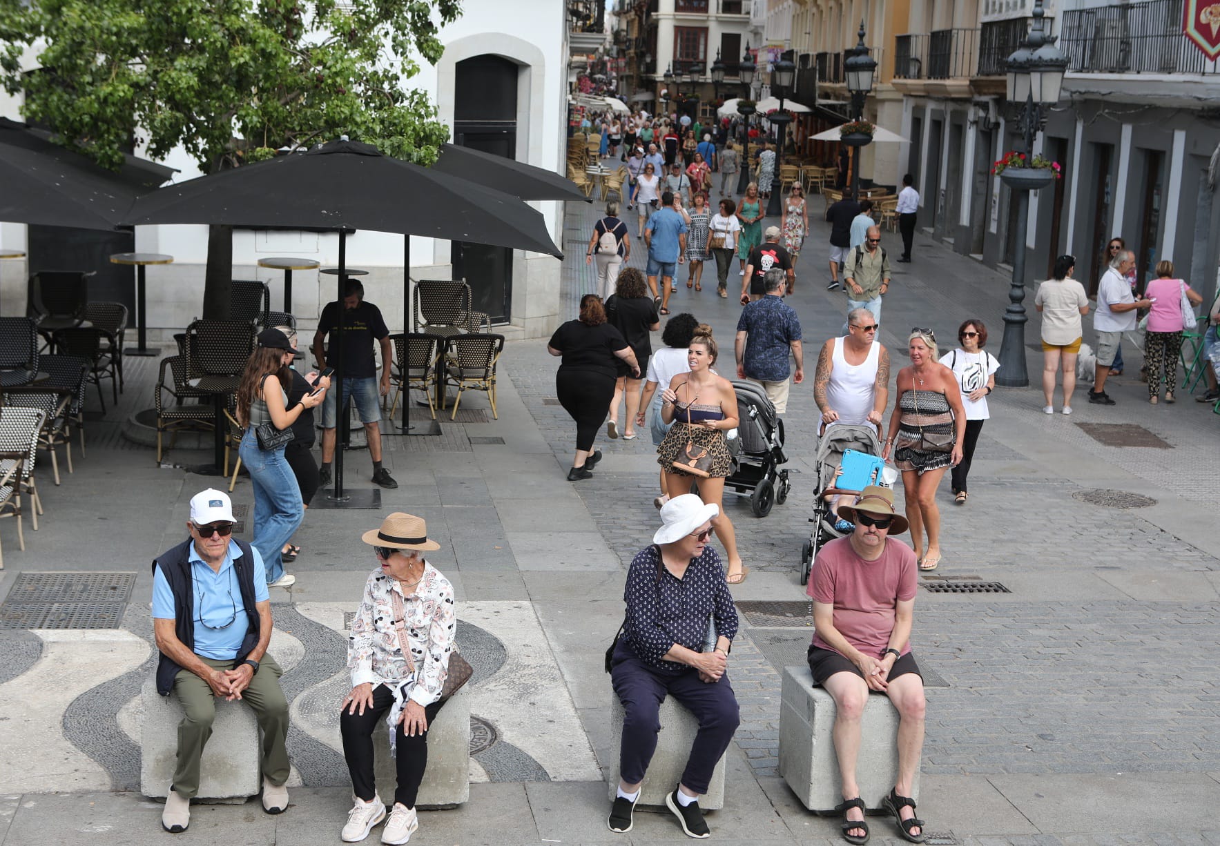 Casi 10.000 cruceristas se hacen notar en Cádiz este miércoles