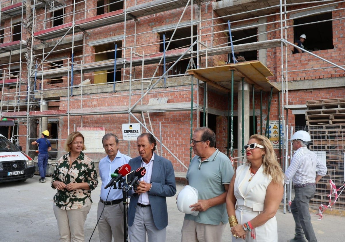 José María Román visita las obras de las 30 viviendas en régimen de cooperativa en Los Gallos