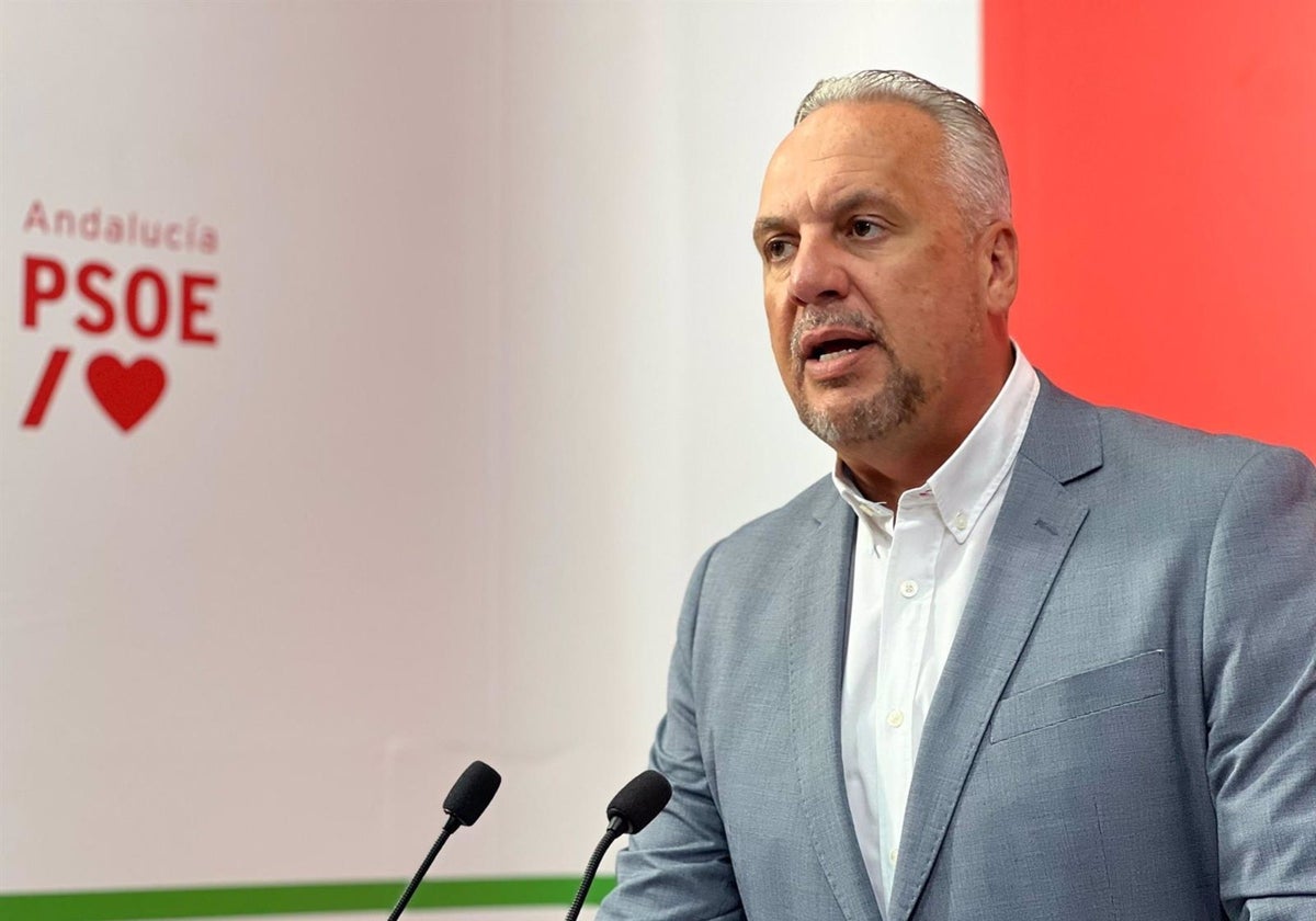 El secretario general del PSOE de Cádiz, Juan Carlos Ruiz Boix, en rueda de prensa.