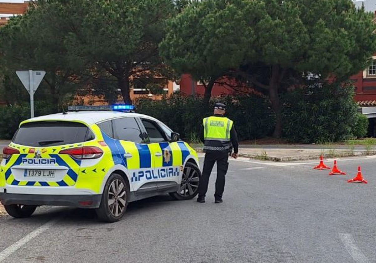 Policía en una rotonda en El Puerto