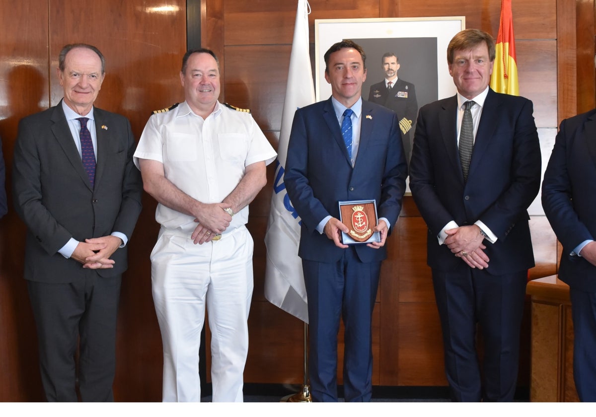 El jefe del Estado Mayor de la Royal Navy de Reino Unido visita el astillero de Navantia Puerto Real.