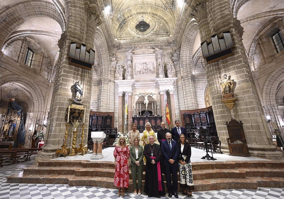 Autoridades presentes en el estreno de la nueva iluminación artística en la Catedral de Jerez.