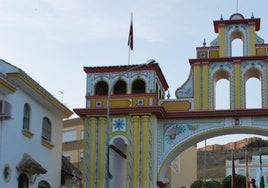 Dos trabajadores heridos al caerles una plancha de hormigón montando la portada de la Feria de Arcos