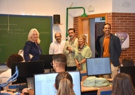 Mercedes Colombo visita en el inicio de curso el IES Cornelio Balbo, que estrena un ciclo pionero