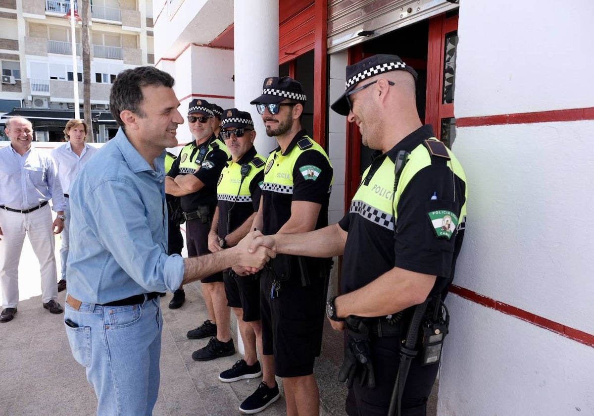 Bruno García saluda a agentes de la Policía Local el pasado mes de julio en el módulo central de la playa Victoria.