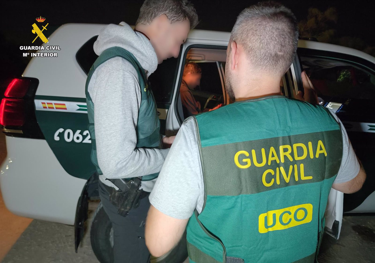 Dos agentes de la UCO de la Guardia Civil junto a Karim E.B