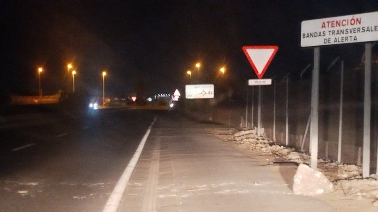 Denuncian la colocación de una enorme piedra en plena carretera a la salida de Chipiona