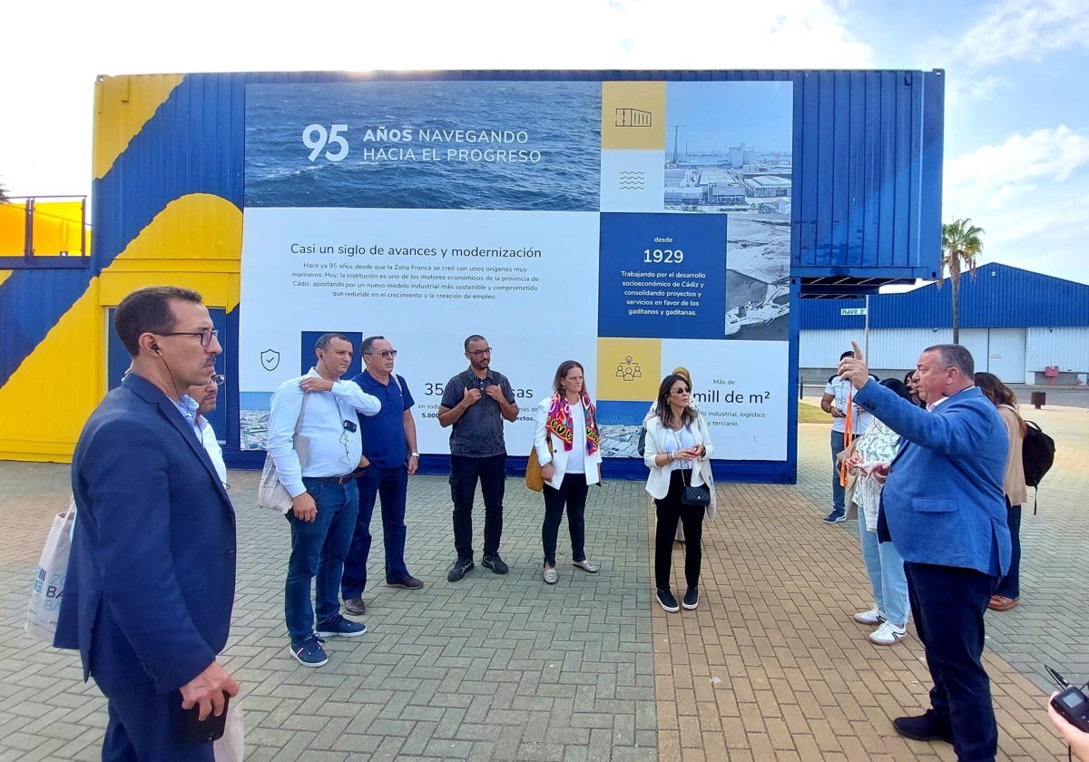 Una delegación marroquí visita la Zona Franca de Cádiz atraída por Incubazul