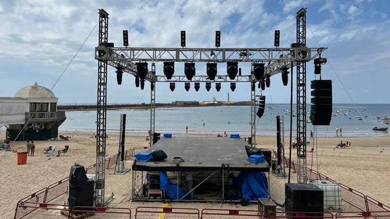 Escenario en la playa de La Caleta