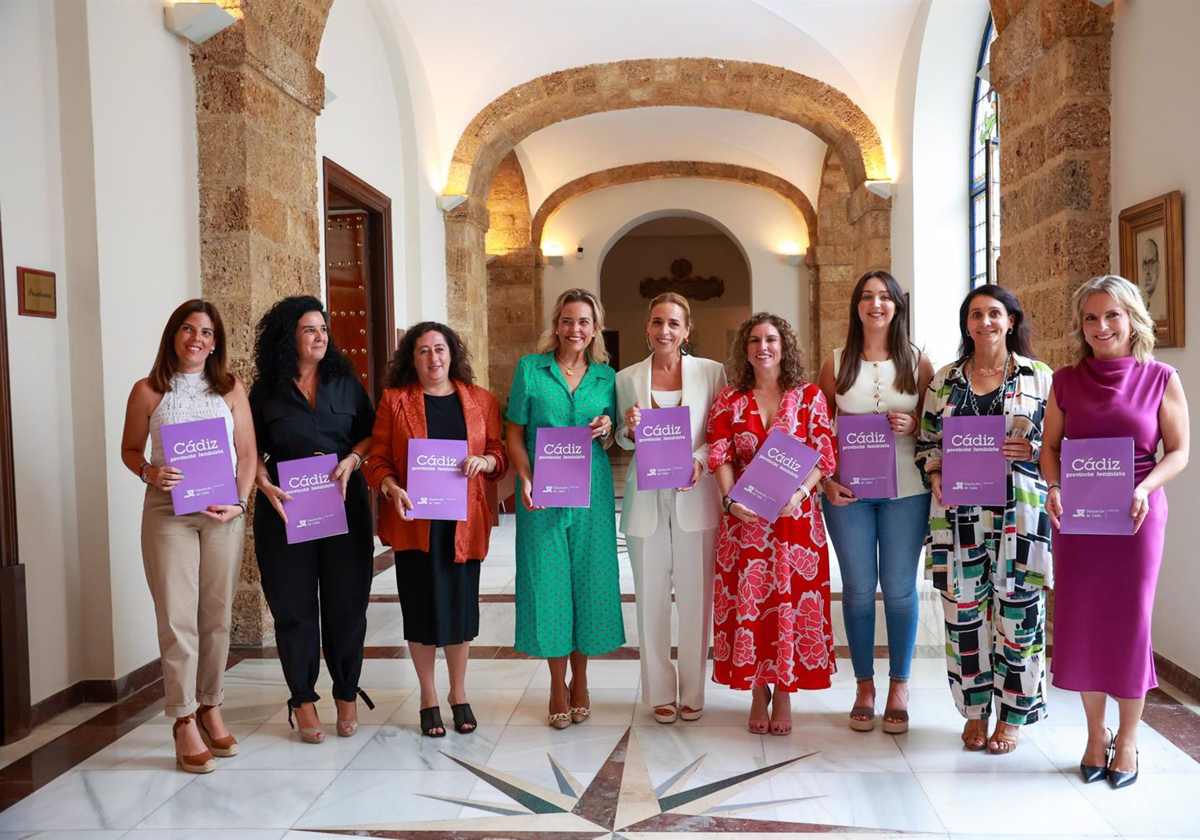 La presidenta de la Diputación de Cádiz Almudena Martínez, preside la foto de familia de las representantes de Igualdad de las diputaciones andaluzas