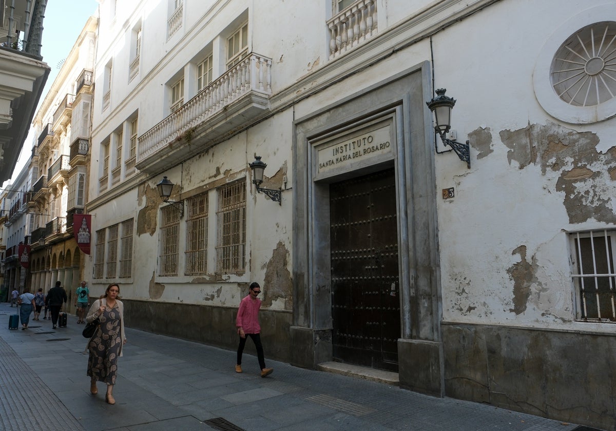 La finca que albergaba hace años la sede del IES Rosario se encuentra junto a la iglesia de San Agustín.