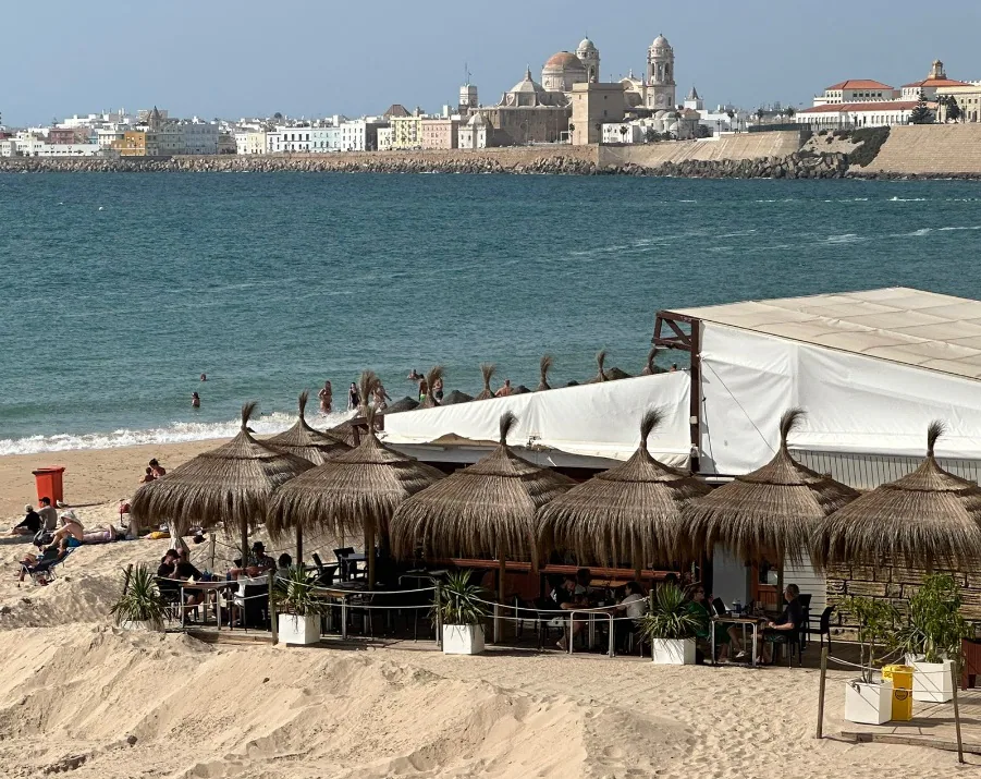 Las mareas vivas se tragan La Carraca y zonas del litoral de Cádiz