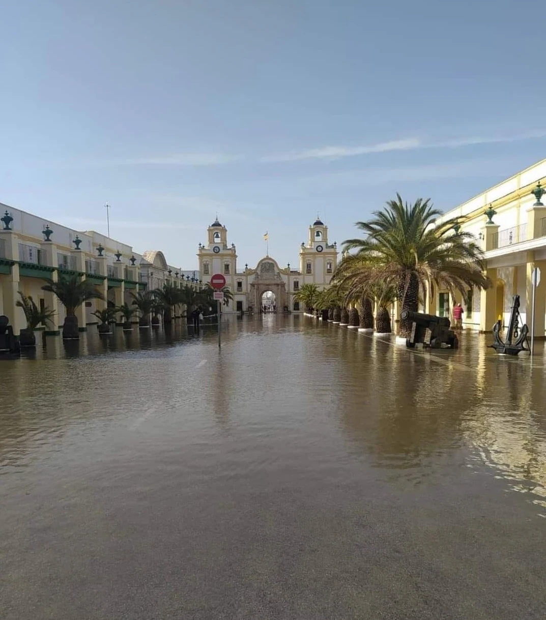 Las mareas vivas se tragan La Carraca y zonas del litoral de Cádiz