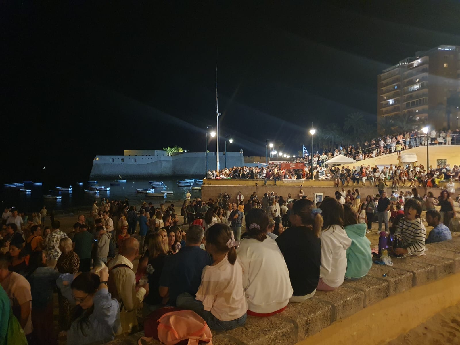 Imagen secundaria 1 - Ambiente en La Caleta y algunos momentos de la representación