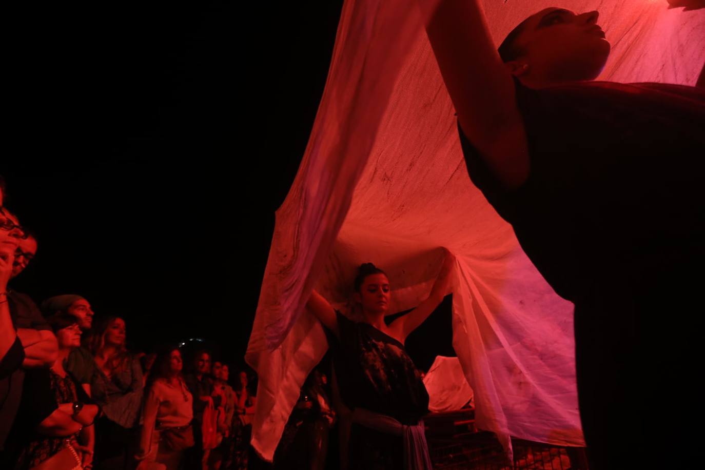 Fotos: Cádiz revive su pasado fenicio con la Fura dels Baus