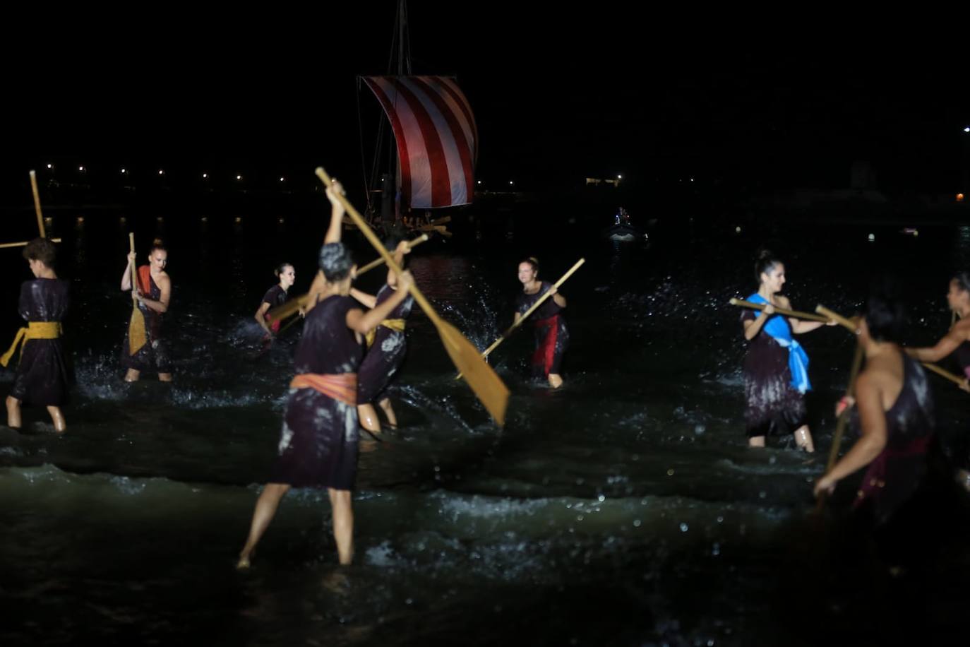 Fotos: Cádiz revive su pasado fenicio con la Fura dels Baus