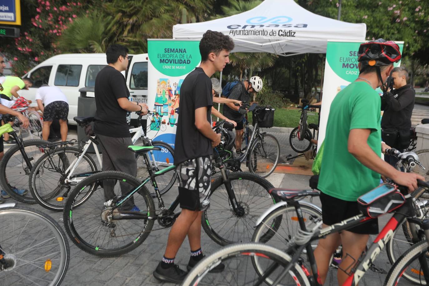 Cádiz apuesta por la bicicleta en una marcha en el Día Europeo sin coches