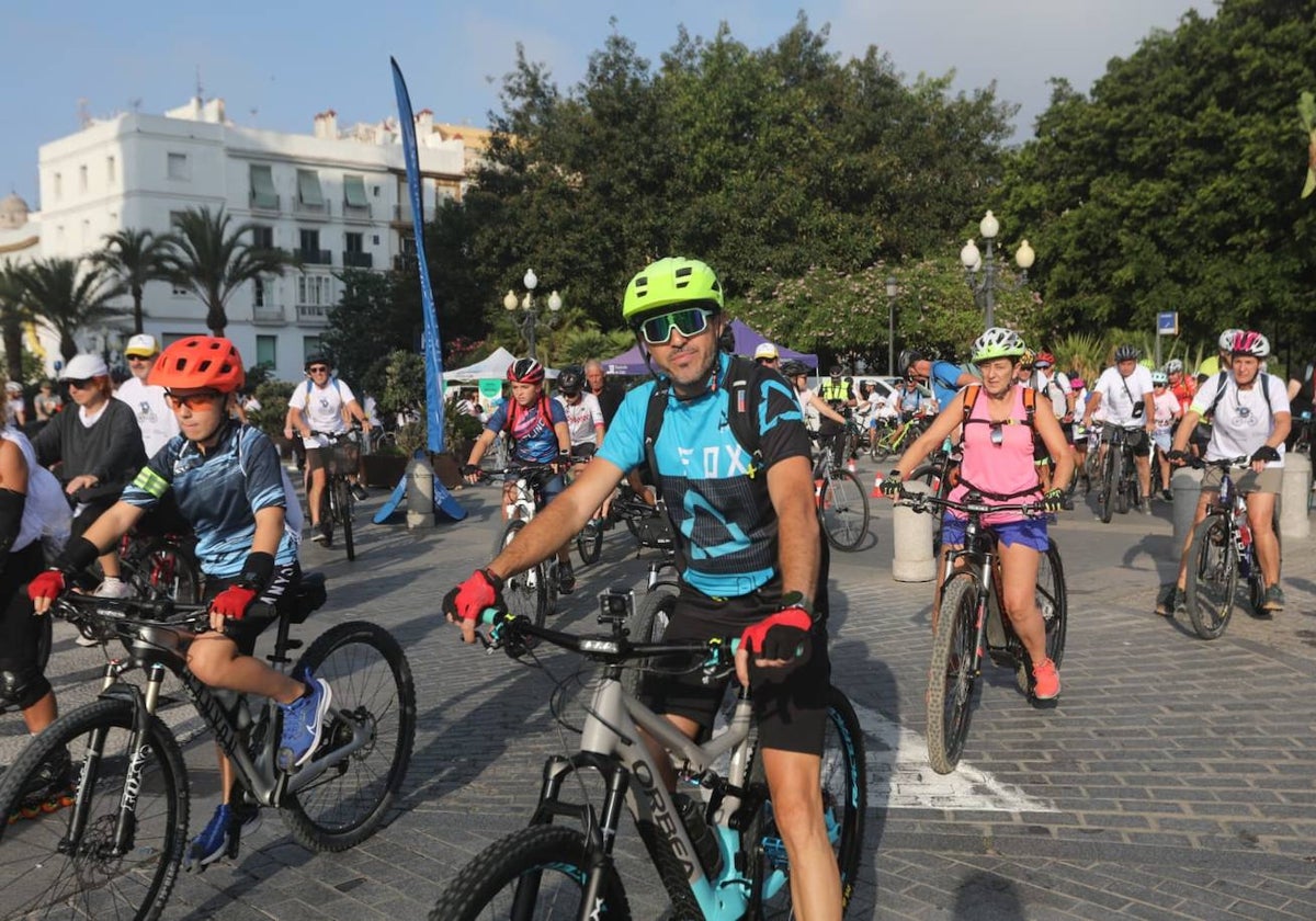 Cádiz apuesta por la bicicleta en una marcha en el Día Europeo sin coches