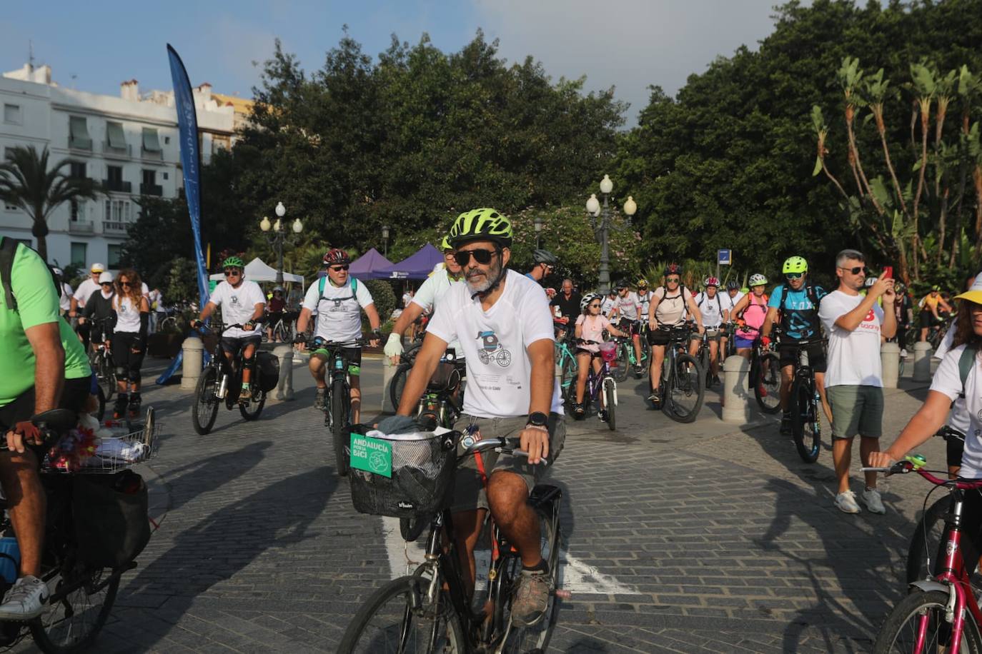 Cádiz apuesta por la bicicleta en una marcha en el Día Europeo sin coches