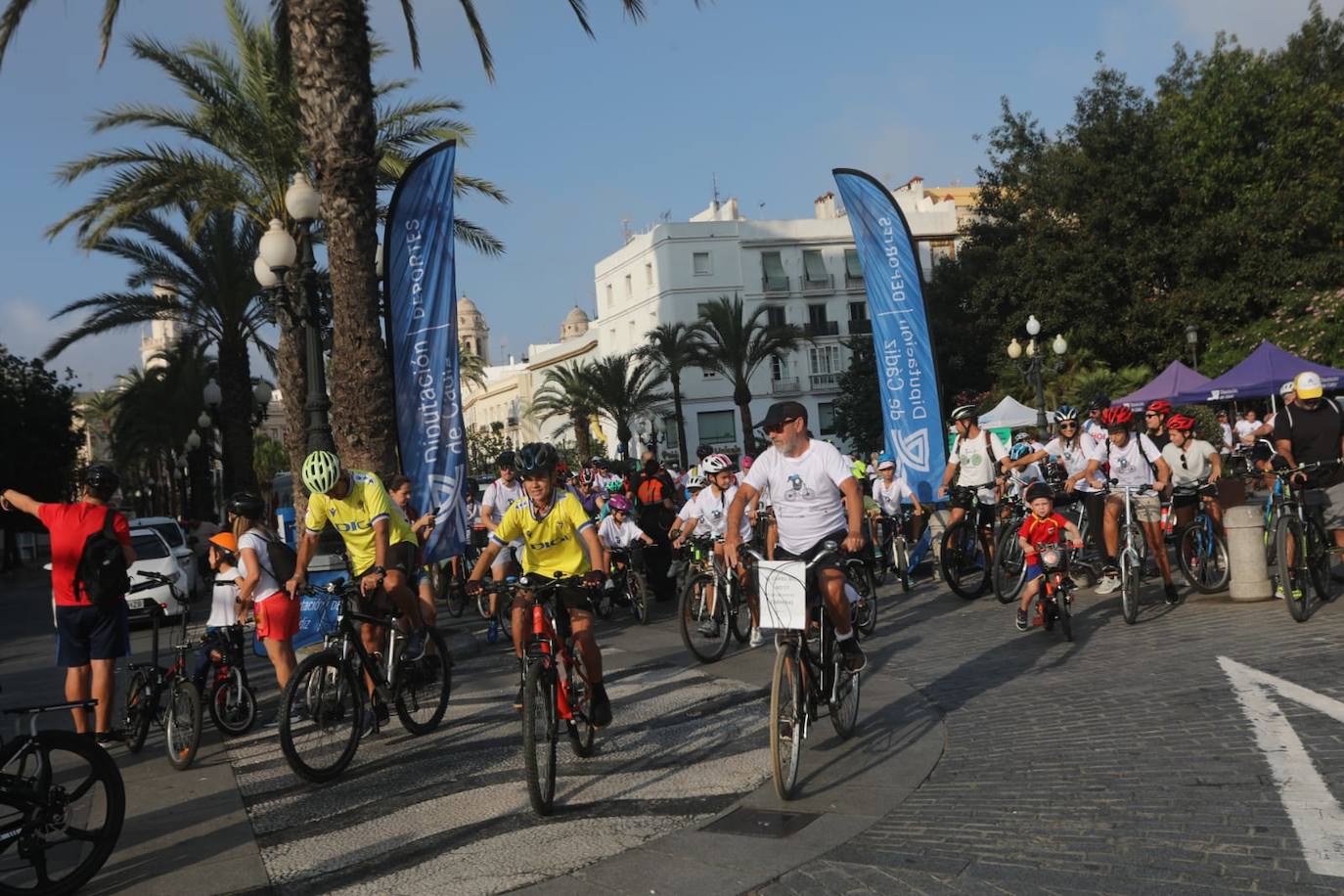 Cádiz apuesta por la bicicleta en una marcha en el Día Europeo sin coches