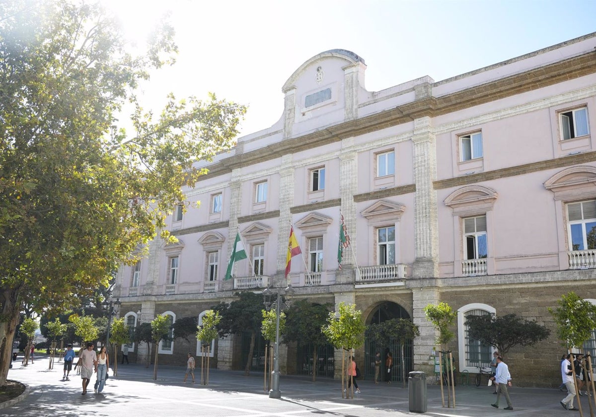 Fachada del Palacio Provincial de la Diputación de Cádiz en la capital gaditana.