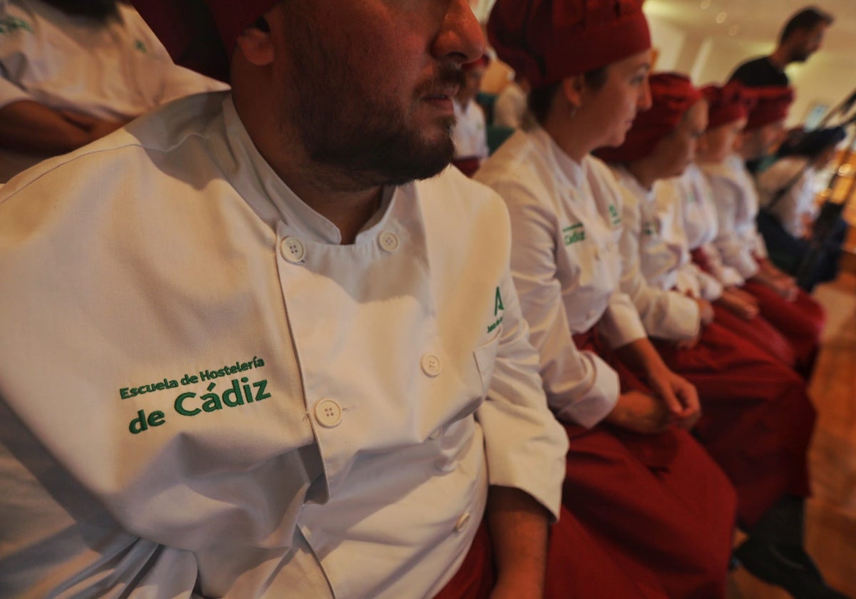 Alumnos de la Escuela de la Hostelería de Cádiz, durante el acto de hoy