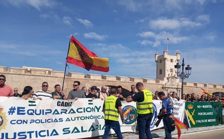 Imagen principal - Policías y guardias civiles, de nuevo salen a la calle en Cádiz: «¡Luchamos por nuestra dignidad!»