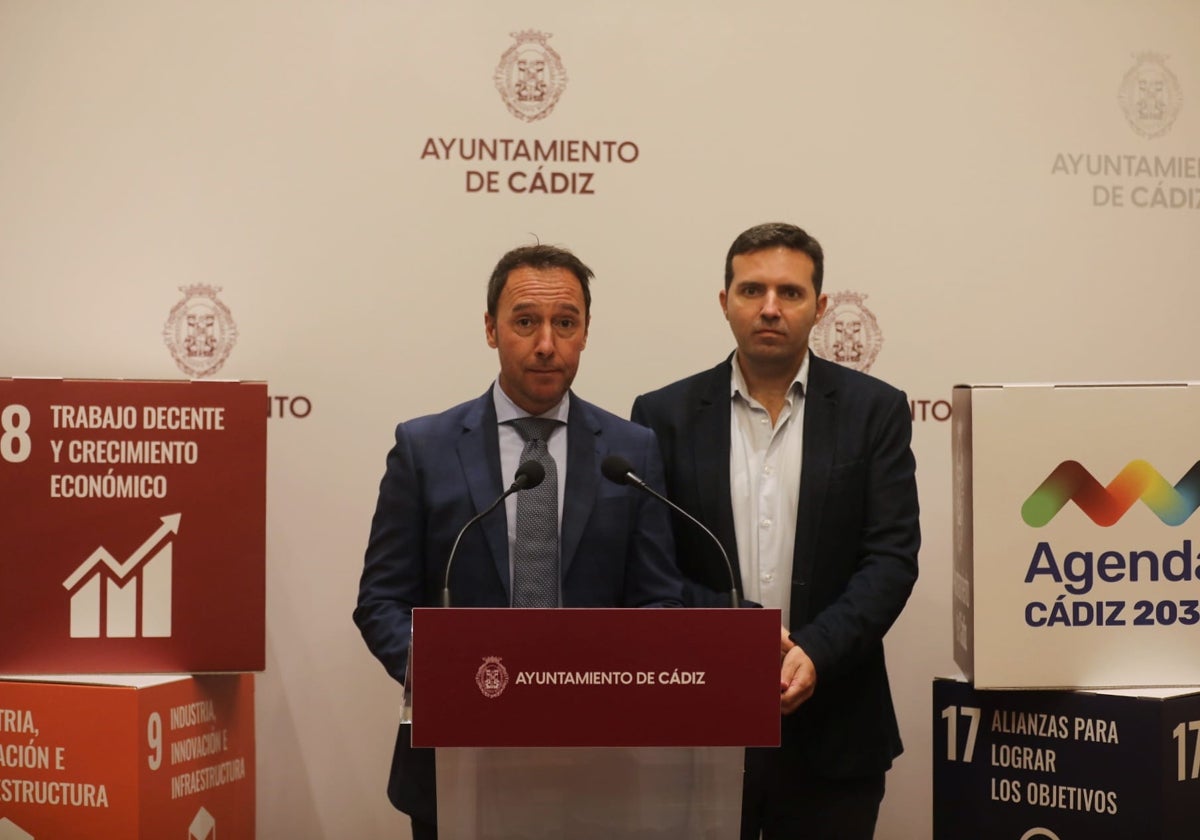 El presidente de Aguas de Cádiz y primer teniente de alcalde, José Manuel Cossi, junto al gerente del IFEF, Juan Manuel Alcedo, en una rueda de prensa este martes.