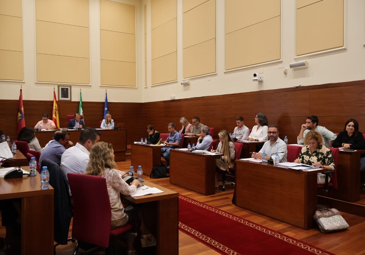 Chiclana aprueba la subida del IBI de 41 inmuebles de grandes hoteles, supermercados y bolsas de aparcamiento