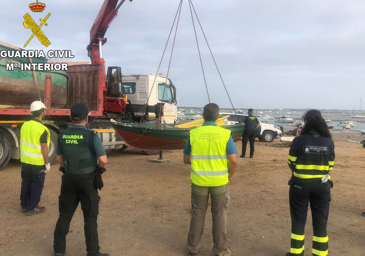 Retiran una veintena de embarcaciones fondeadas en zonas no habilitadas de la Bahía de Cádiz